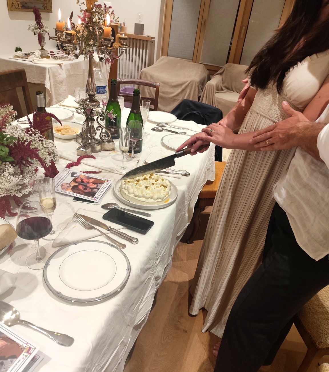 Les mariés coupent leur gâteau ensemble