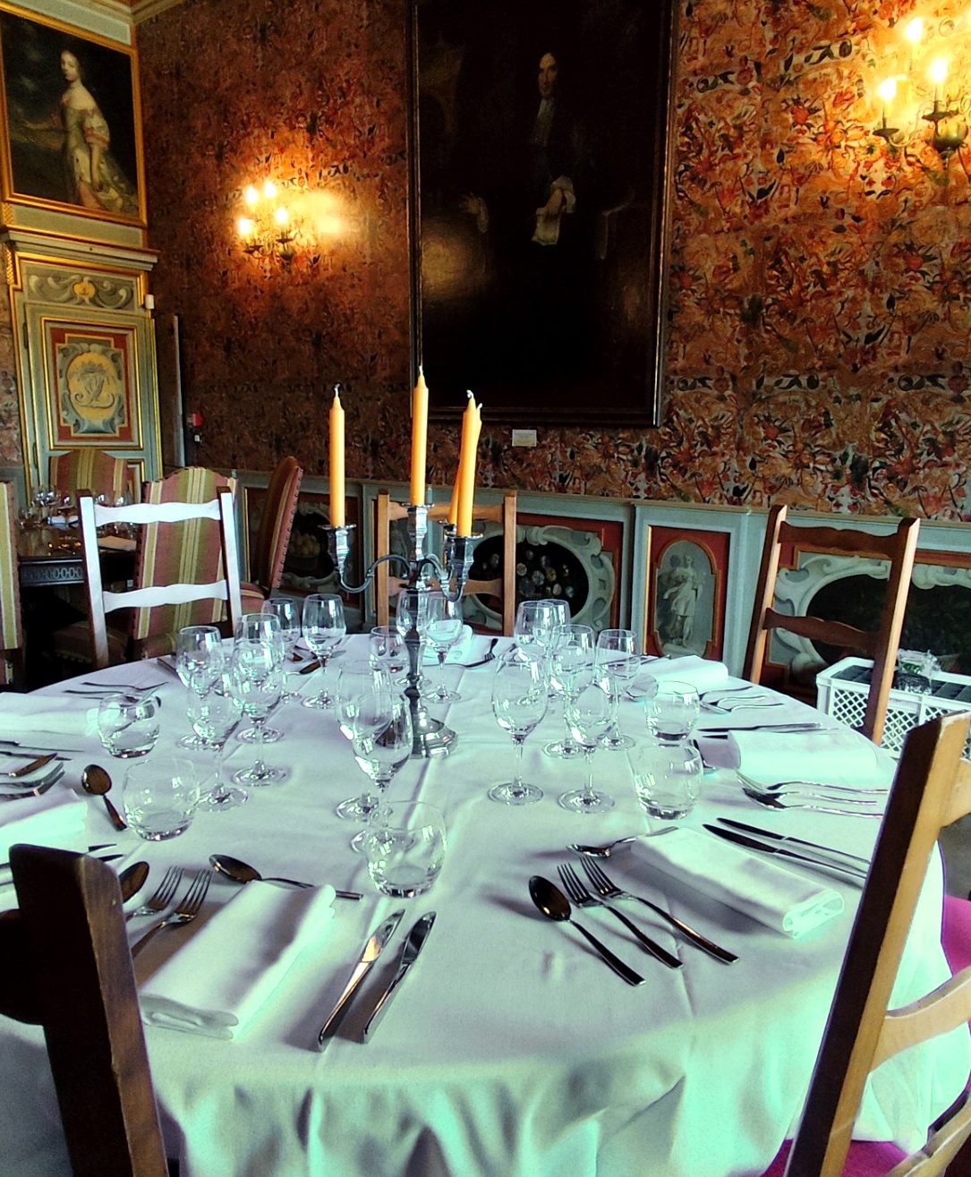 Table de réception dressée aux chandeliers dans un château historique