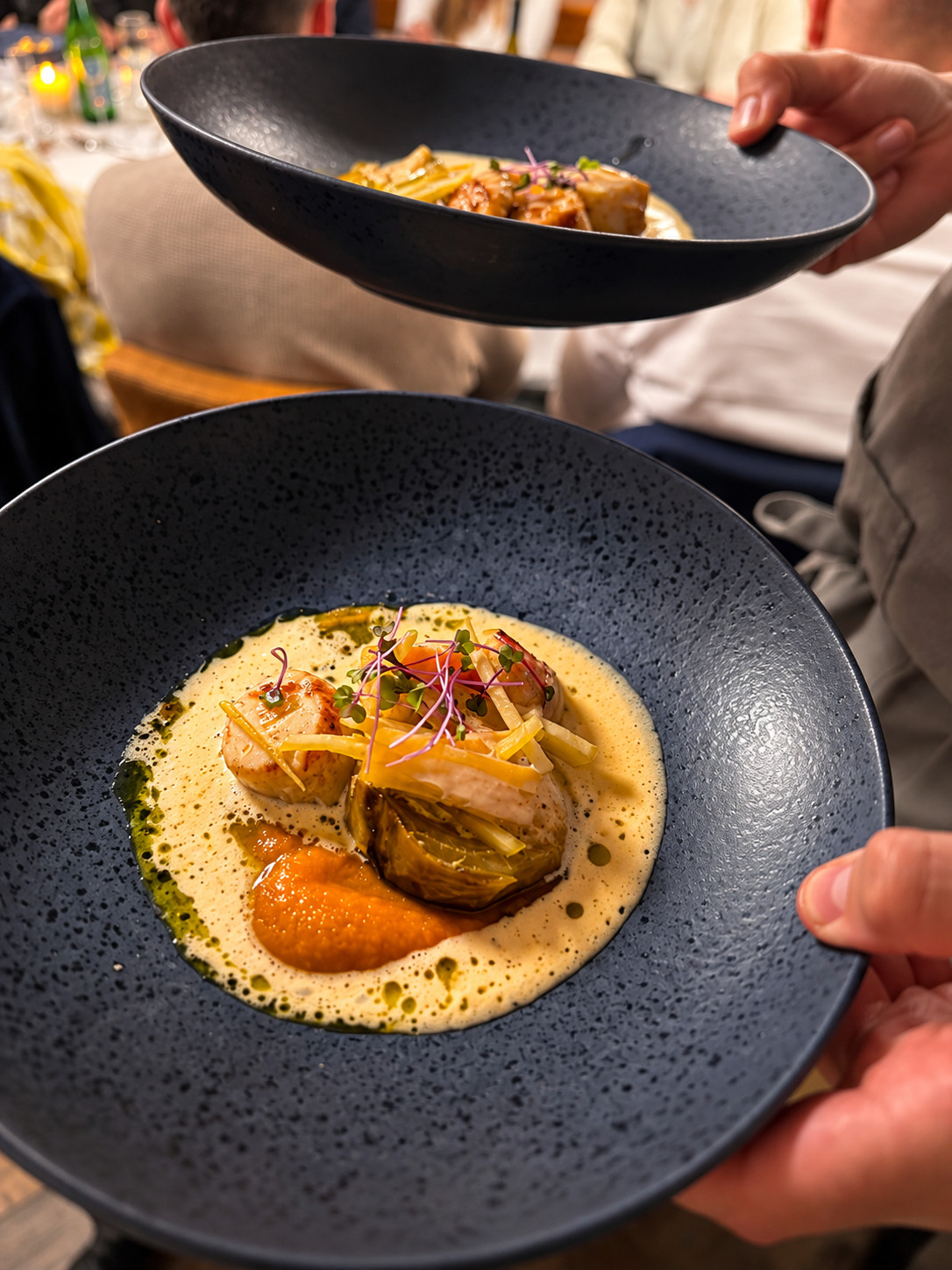Création gastronomique colorée autour du poisson et des légumes