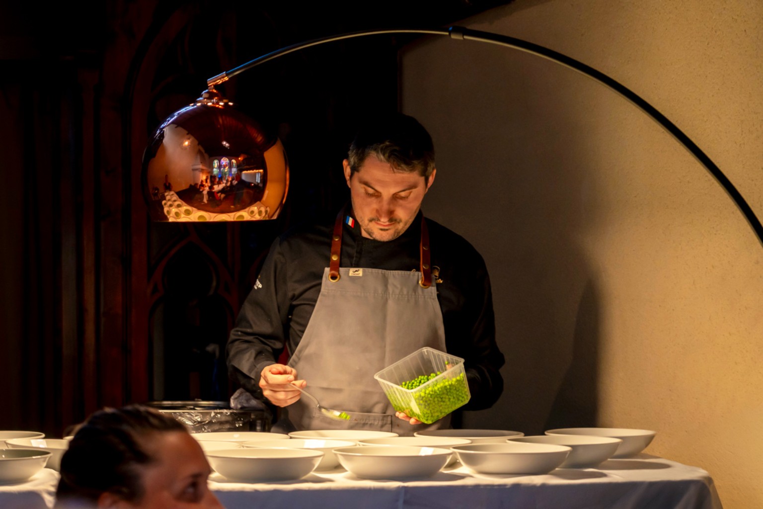 Jérémy en plein dressage lors d’une prestation Comme Chef Vous